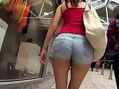 hawt booty in shorts :)